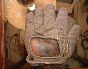 c. 1910 Rogers Patent Shoulder Heel Crescent With Scar Lacing Back